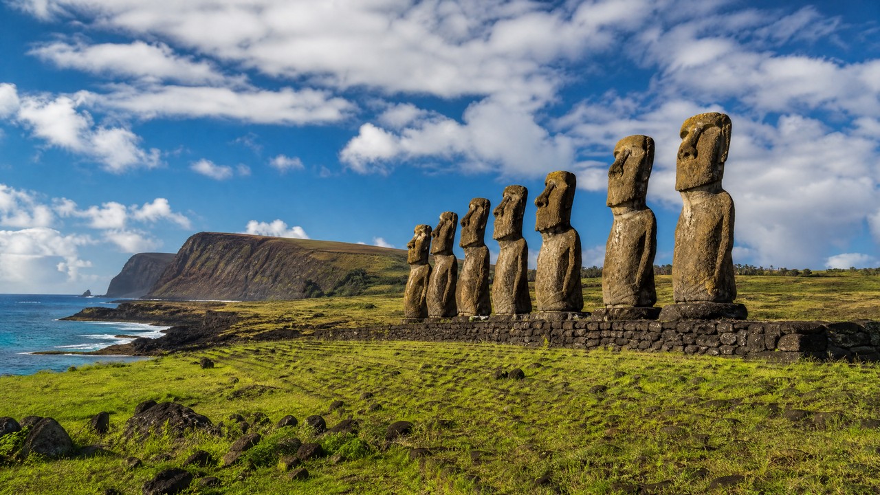 The Tahai burial ground on Easter Island is an archaeological site where 5 Moai statues stand, and a classic spot for watching Pacific sunsets.
