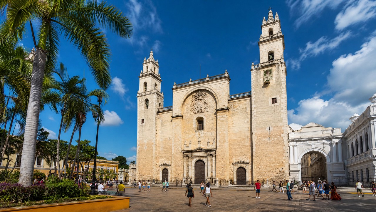 梅里达大教堂(Catedral de San Ildefonso)始建于 1561 年,是美洲最古老的大教堂之一,采用石灰岩砌筑,坐落于梅里达殖民老城中心的索卡洛广场。