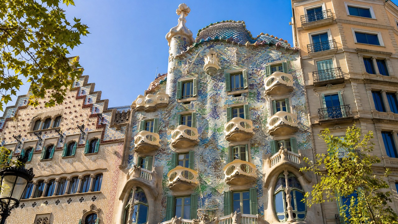 Casa Batlló, an iconic Barcelona landmark designed by Gaudí, famous for its skeletal balconies and colorful mosaic façade.