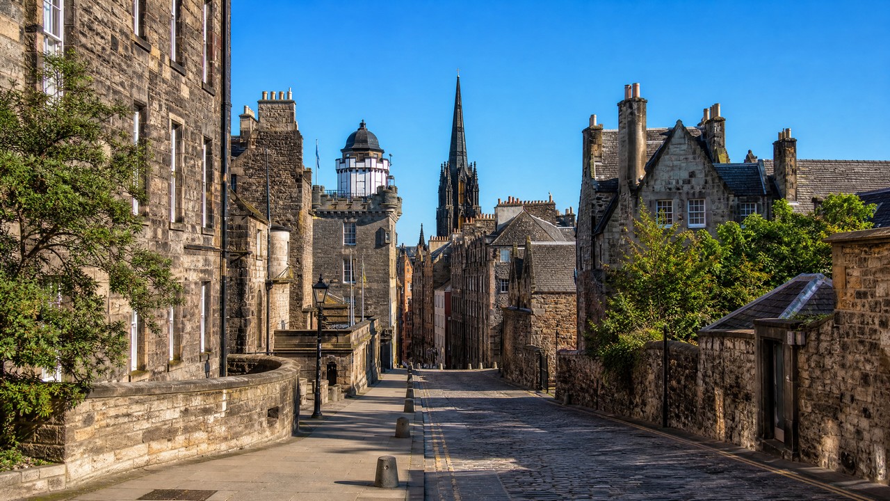 Royal Mile is the main axis of Edinburgh's Old Town, connecting Edinburgh Castle and the Palace of Holyroodhouse. Lined with medieval stone houses, the Scottish Whisky Experience, and specialty shops, it is the best walking route to soak in the character of the Old Town.