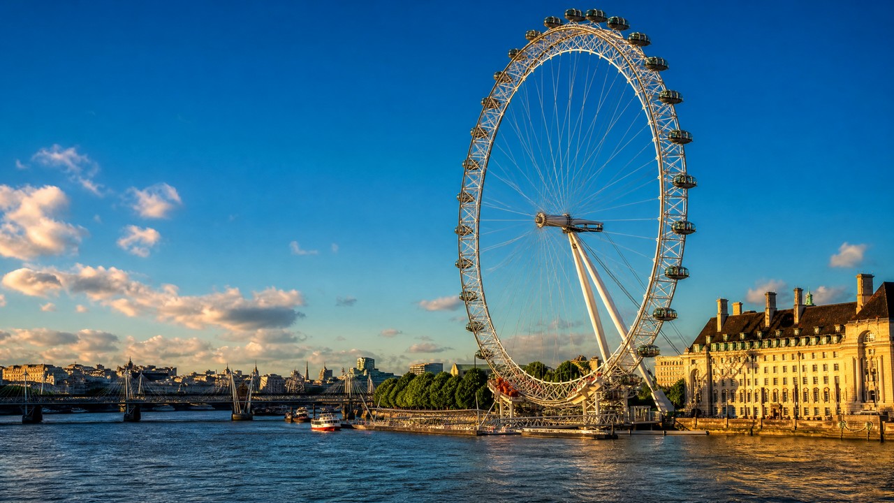 伦敦的伦敦眼与泰晤士河(London Eye)河岸摩天轮。
